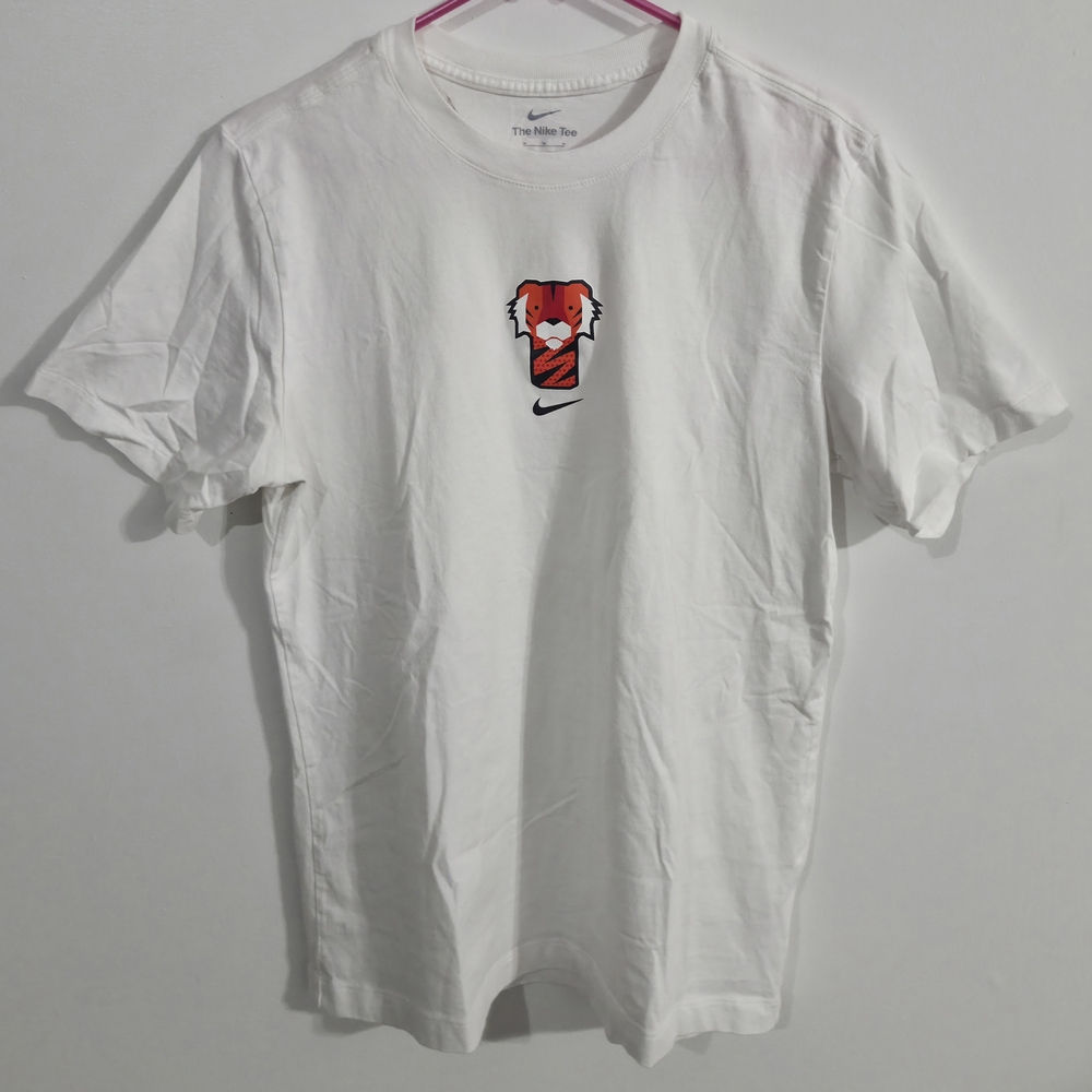 Nike White Short-Sleeve Tee with Red Fox Graphic